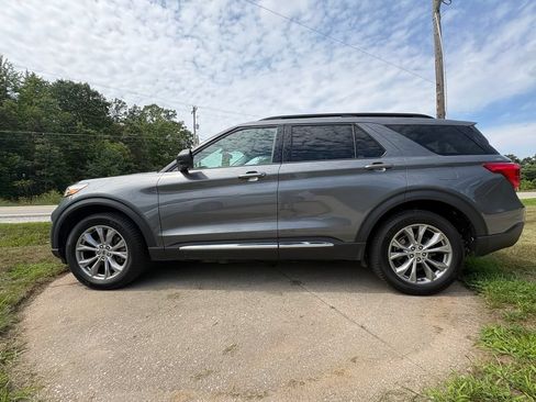 Used 2023 Ford Explorer XLT w/ Equipment Group 202A AWD/4WD image 4