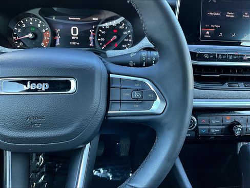 Used 2025 Jeep Compass Latitude w/ Sun & Sound Group AWD/4WD image 15