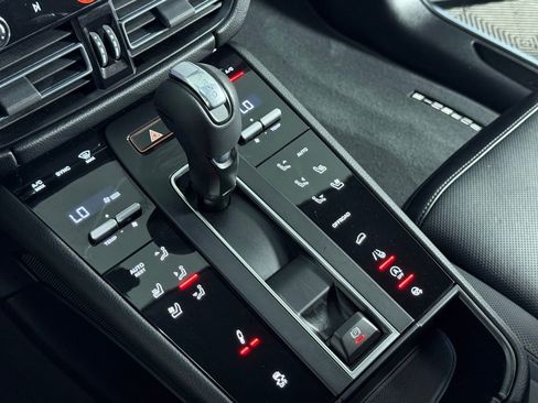 Used 2025 Porsche Macan AWD/4WD image 16