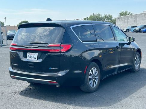 Used 2023 Chrysler Pacifica Touring-L FWD image 3