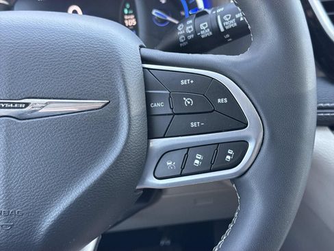 Used 2023 Chrysler Pacifica Touring-L FWD image 14