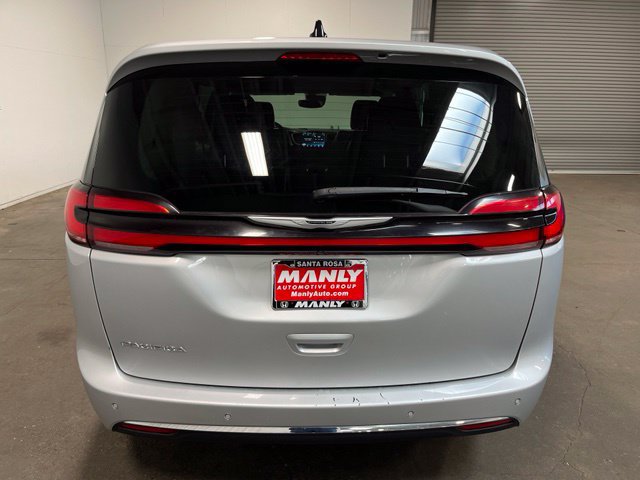 Used 2024 Chrysler Pacifica Touring-L FWD image 4