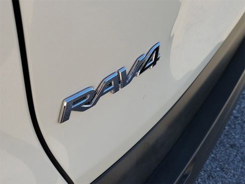 Used 2021 Toyota RAV4 XLE Premium image 6