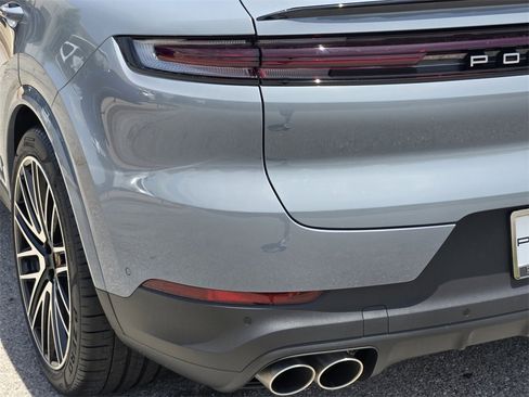 Used 2025 Porsche Cayenne S image 13