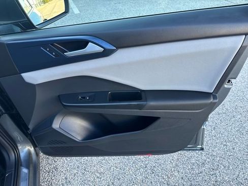 Certified 2023 Volkswagen Taos SE w/ Panoramic Sunroof Package image 34