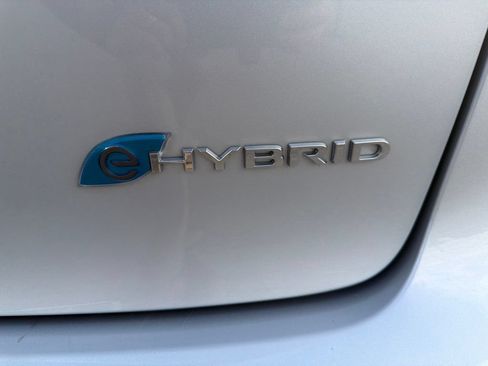 Used 2024 Chrysler Pacifica Limited FWD image 7
