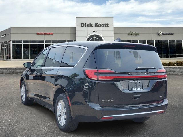 New 2027 Chrysler Pacifica Select AWD/4WD image 3