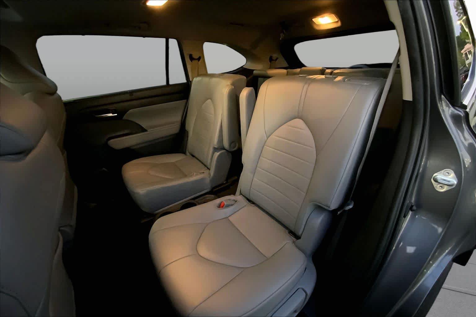 Used 2024 Toyota Highlander XLE FWD image 18