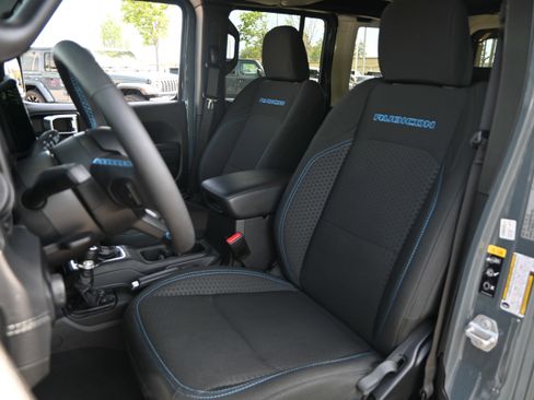 Used 2025 Jeep Wrangler Unlimited Rubicon 4xe w/ Convenience Group image 7