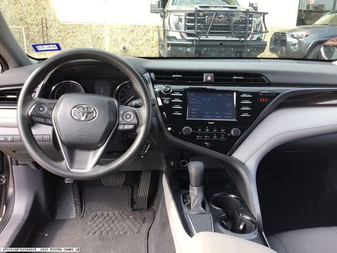 Used 2020 Toyota Camry LE image 9