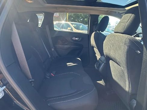Used 2015 Jeep Cherokee Latitude w/ Comfort/Convenience Group AWD/4WD image 22