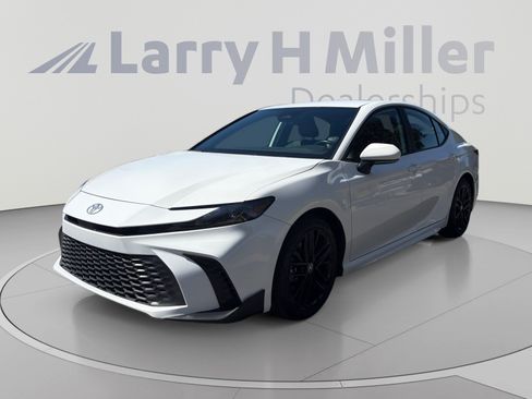 Used 2025 Toyota Camry SE FWD image 1