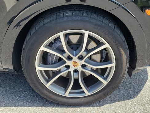 Certified 2025 Porsche Cayenne AWD/4WD image 13