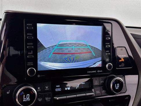 Used 2022 Toyota Highlander XLE AWD/4WD image 17