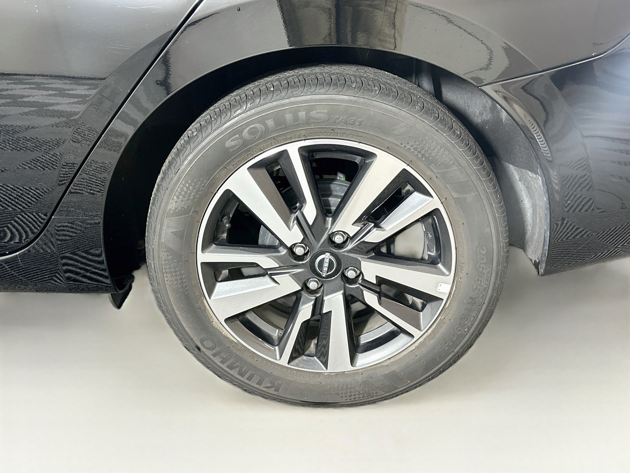 Used 2025 Nissan Versa SV FWD image 11