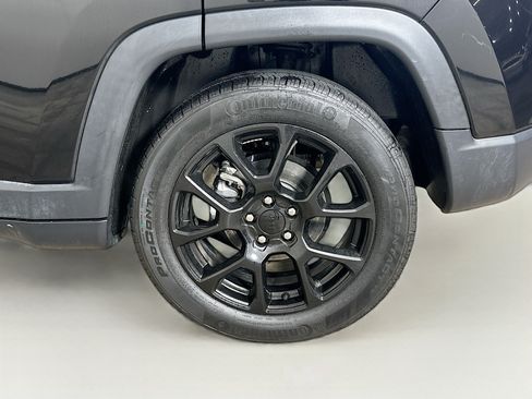Used 2022 Jeep Compass Latitude FWD image 11