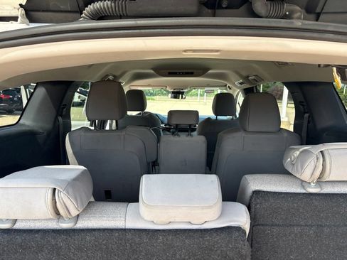 Used 2025 Toyota Sienna LE FWD image 25
