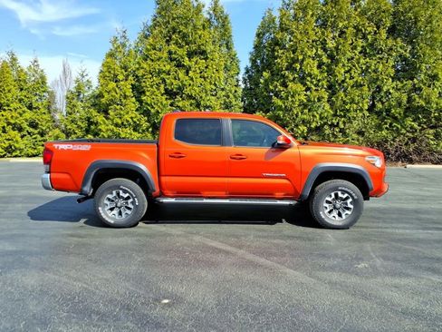 Used 2017 Toyota Tacoma TRD Off-Road w/ Tow Package (A/T) image 2