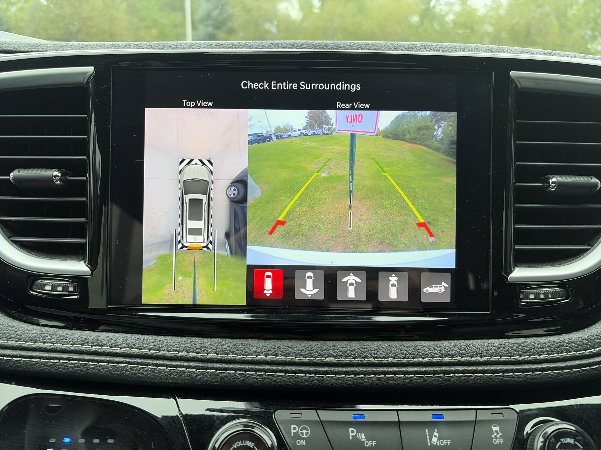 Used 2024 Chrysler Pacifica Premium FWD image 17