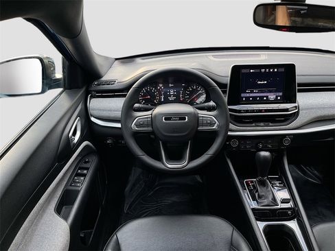 Used 2025 Jeep Compass Latitude image 21