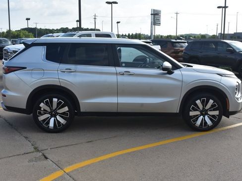 Used 2025 Mitsubishi Outlander SE FWD image 4