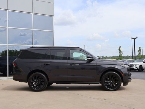Used 2025 Lincoln Navigator Reserve w/ Jet Appearance Package AWD/4WD image 4