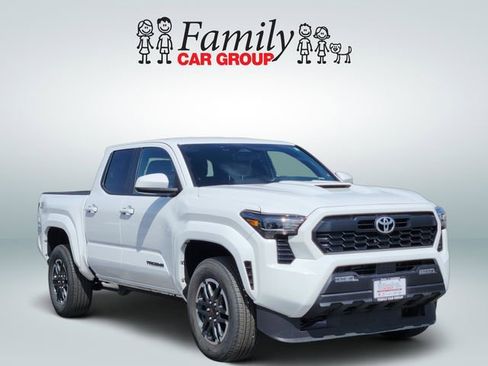 Certified 2025 Toyota Tacoma TRD Sport image 2