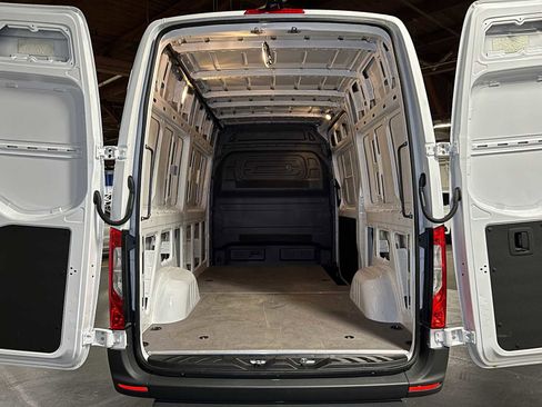 Used 2025 Mercedes-Benz Sprinter 2500 image 16