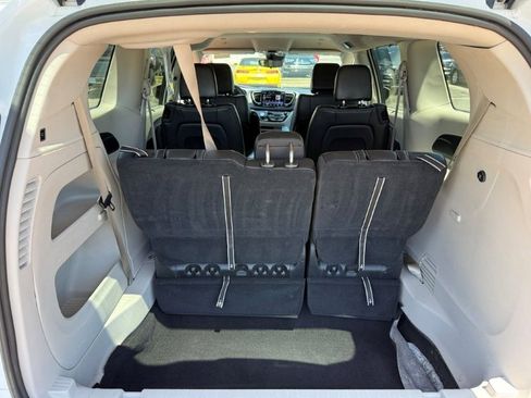 Used 2023 Chrysler Pacifica Touring-L FWD image 20