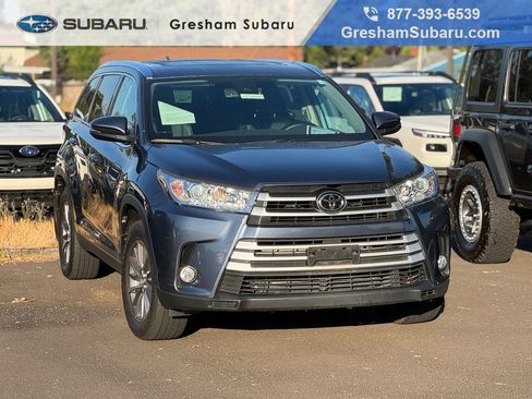 Used 2019 Toyota Highlander XLE AWD/4WD image 1