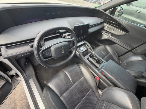 Used 2025 Lincoln Nautilus Reserve image 7