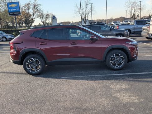 Used 2025 Chevrolet Trax LT w/ LT Convenience Package image 10