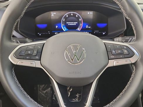 Used 2024 Volkswagen Taos SE w/ Panoramic Sunroof Package image 11