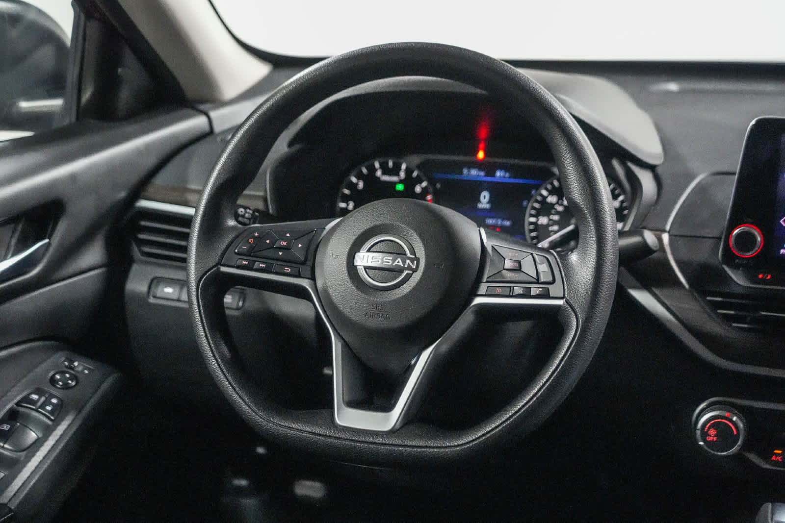 Used 2024 Nissan Altima 2.5 SV FWD image 13