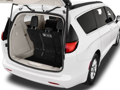 Used 2023 Chrysler Voyager LX FWD image 7