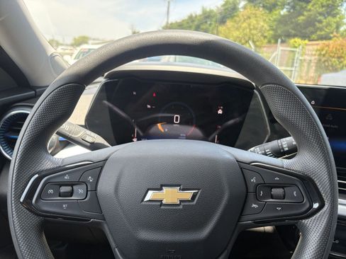 Used 2025 Chevrolet Trax LT FWD image 27