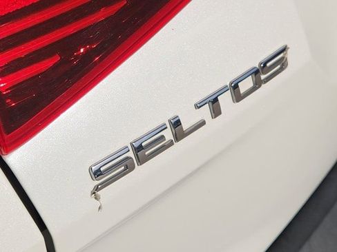 Used 2021 Kia Seltos EX image 9