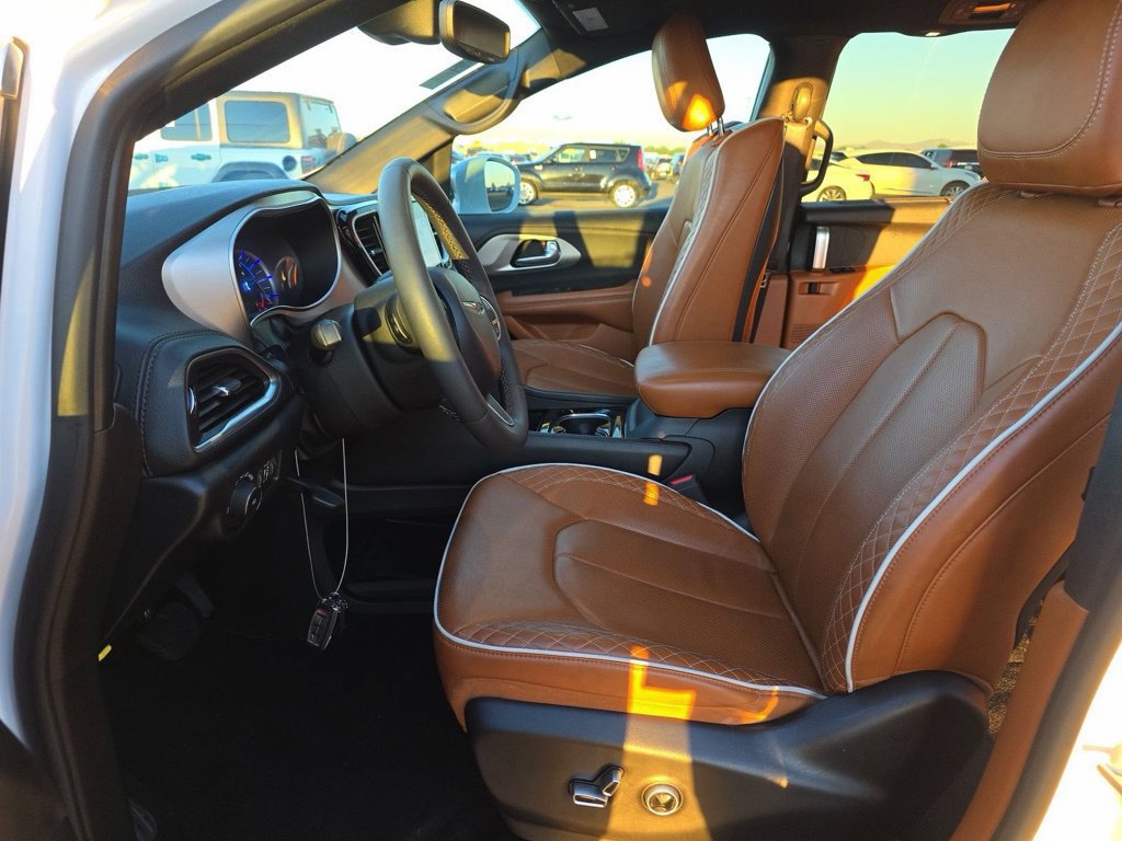 Used 2024 Chrysler Pacifica Pinnacle FWD image 5