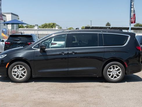 Used 2022 Chrysler Pacifica Touring-L image 6