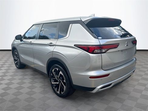 Used 2022 Mitsubishi Outlander SE image 6