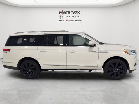 Used 2023 Lincoln Navigator L Reserve AWD/4WD image 6