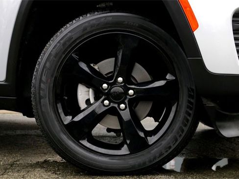 Used 2023 Jeep Grand Cherokee Altitude image 2