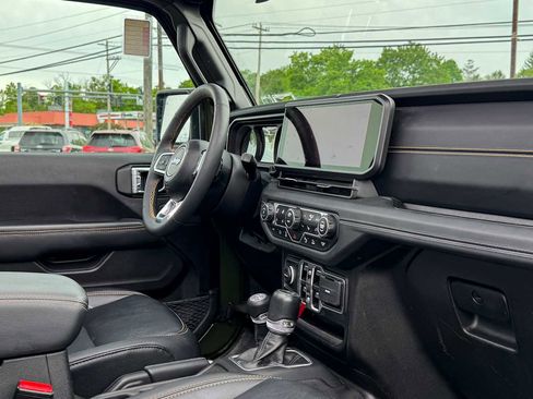 Used 2024 Jeep Wrangler Unlimited Sahara w/ Technology Group AWD/4WD image 11