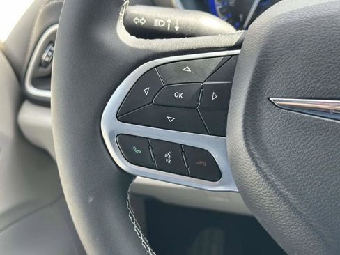 Used 2023 Chrysler Pacifica Touring-L image 22