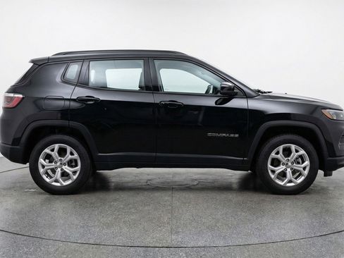 Used 2025 Jeep Compass Latitude AWD/4WD image 11