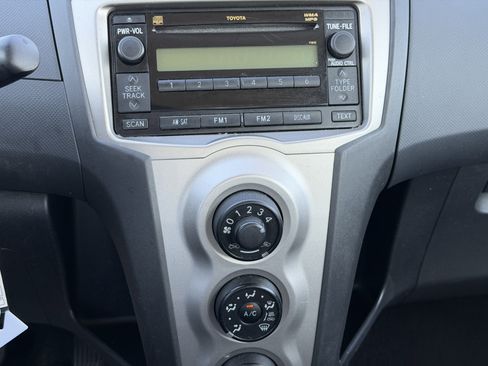 Used 2010 Toyota Yaris 4-Door Hatchback image 18