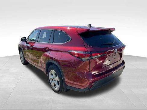 Used 2022 Toyota Highlander LE AWD/4WD image 7