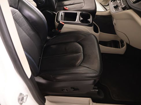 Used 2021 Chrysler Pacifica Touring-L FWD image 15