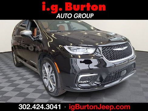 New 2026 Chrysler Pacifica Pinnacle image 1