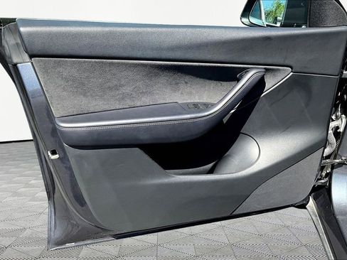 Used 2022 Tesla Model Y Long Range image 19